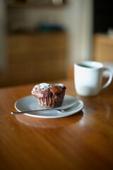 ホットコーヒーとおやつのチョコマフィン