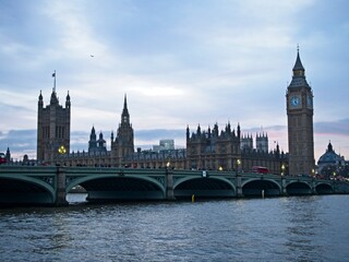 Fototapeta premium Big Ben looms over the Westminster Bridge and the Palace of Westminster, home of the UK parliament.