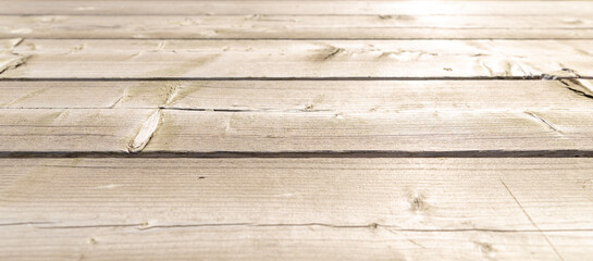 perspective en angle d'une surface de présentation faite en planches de bois brut à l'horizontal