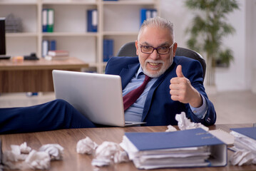Obraz premium Old male employee in brainstorming concept