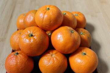 A pile of fresh mandarin oranges