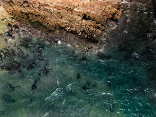 Fototapeta na wymiar Olas de mar en acantilado