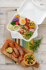 カラフルな食材のお弁当　エビ料理