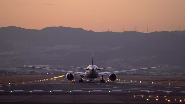 夕刻のジェット機の離陸(1.5倍速)