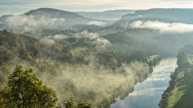 La campagne comtoise au fil de la rivi&egrave;re Doubs par une matin&eacute;e brumeuse et ensoleill&eacute;e