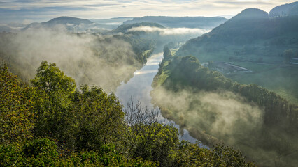 La campagne comtoise au fil de la rivière Doubs par une matinée brumeuse et ensoleillée © PPJ