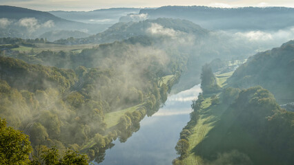 La campagne comtoise au fil de la rivière Doubs par une matinée brumeuse et ensoleillée © PPJ