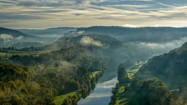 La campagne comtoise au fil de la rivi&egrave;re Doubs par une matin&eacute;e brumeuse et ensoleill&eacute;e