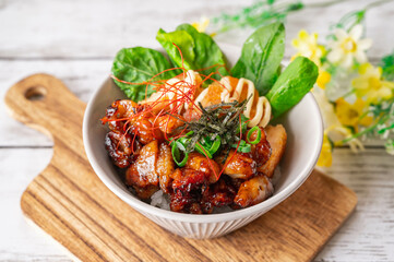 鶏丼　唐揚げと鶏皮
