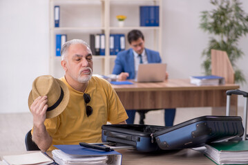 Obraz premium Old male boss and young male employee in summer vacation concept