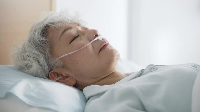 ベッドで眠る高齢者　入院患者　寝たきり老人