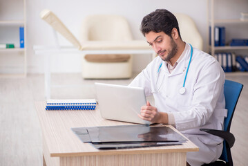 Obraz premium Young male doctor in telemedicine concept