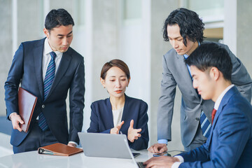 ミーティングでアイデアを出し合うビジネスマンの男女