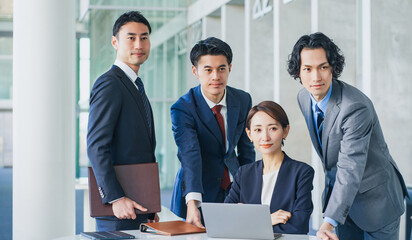 オフィスで働くビジネスマンの男女