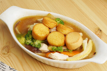 (Sapo Tahu) is a type of dish originating from China served on a wooden table