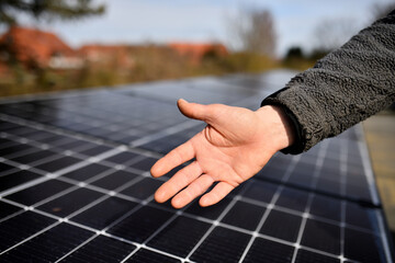Bau Vertrag mit dem Facharbeiter für Photovoltaik Solar Module auf einem Haus Dach abschließen....