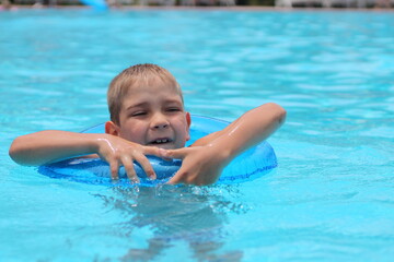 Fototapeta na wymiar Happy boy in the pool