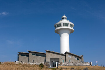 Fototapeta na wymiar white lighthouse and blue sky