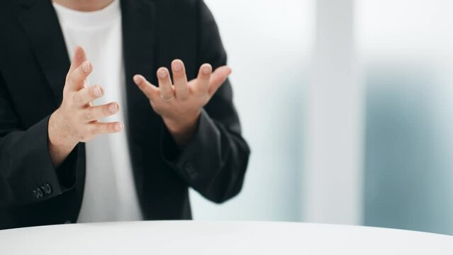 ジェスチャーで説明する男性