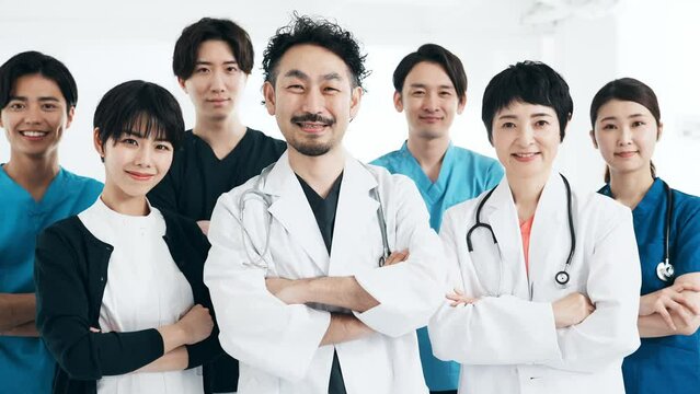 笑顔の医療従事者のグループ　医師　看護師