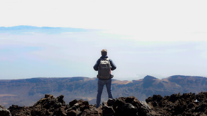 hombre mirando al horizonte // man looking at the horizon