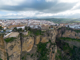 Fototapeta na wymiar vista aérea de las casas colgantes del tajo de Ronda, España