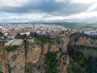 Obraz premium vista aérea de las casas colgantes del tajo de Ronda, España
