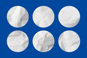 Naklejka premium blank crumpled paper mockup design. Realistic round stickers in wrinkled surface style. Blank copy space for tape, label, badge and creative design