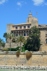 Fototapeta na wymiar Palacio de la Almudaina frente al Parque del Mar, Palma de Mallorca