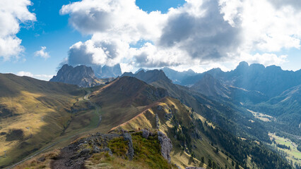 Wolken über den Bergen der Dolomiten (Italien)
