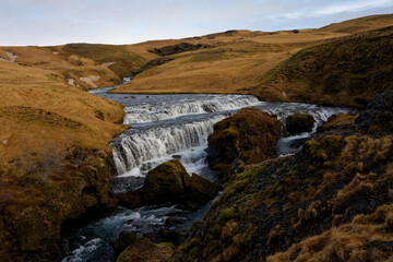 Fototapeta na wymiar cascade en amont de celle de Selfoss en Islande avec une végétation d'hivers et une eau translucide 