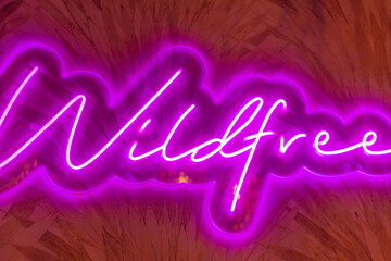 panel luminoso con fondo marron