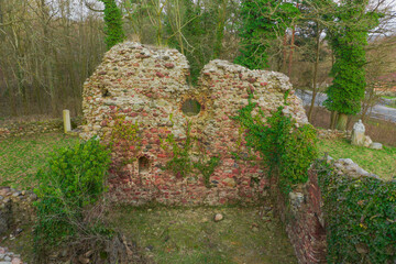 Ruiny kościoła katolickiego wybudowanego w 1500 roku, w miejscowości Straszów w Polsce....