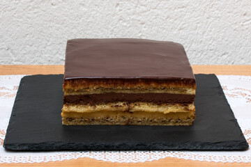 Tarta casera con capas de bizcocho de almendras, chocolate y crema de café, típica de la...