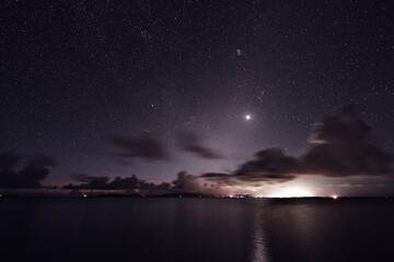 Fototapeta na wymiar 沖縄県小浜島トゥマールビーチから見た夜明け前の星空