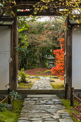日本　京都府京都市にある金福寺の庭園に続く門と紅葉