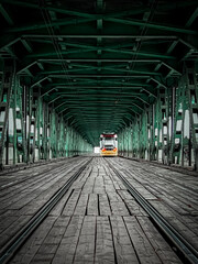 tramwaj jadący mostem