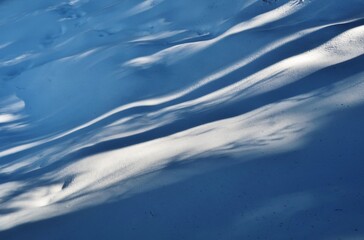 Schnee mit Licht und Schatten