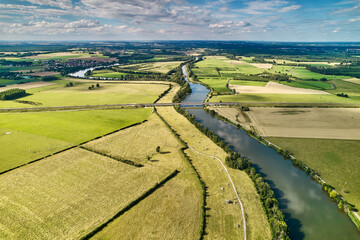 Der Fluss Saône schlängelt sich durch die Landschaft bei Laperriere (F). Felder und Ackerflächen...