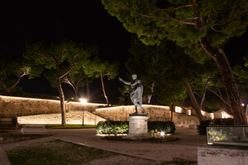 Giardini del Pincio Fano di notte - Busto Cesare Ottaviano Augusto