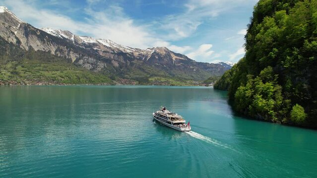 Ship crusing the lake of Brienz