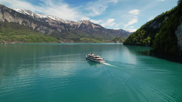 Ship crusing the lake of Brienz