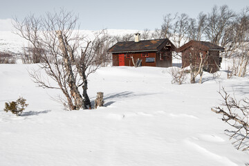 Behagliche Zuflucht - Schöne Hütte in den verschneiten Bergen von Norwegen