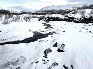Winterlandschaft am Fluss Sjoa bei Maurvangen in Jotunheimen - Norwegen