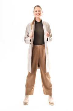 Ganzk&ouml;rper Portrait einer Frau in einem stylischen Anzug