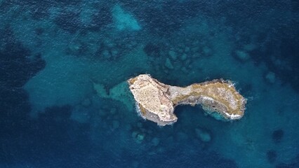 Freistehender Fels im Meer