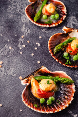 Cooked scallops with vegetables