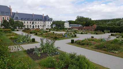 Fototapeta na wymiar Abbaye et jardin de Valloires dans la baie de Somme. France 