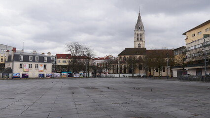 Grande place publique centrale d'une commune parisienne, mouillé et humide, temps pluvieux et...