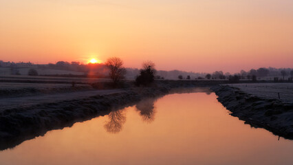 Obraz premium Cold morning in the Sienne bay. Heugueville-sur-Sienne village